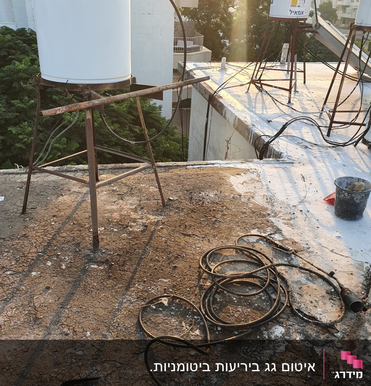 חוטים וכלים על גג לאיטום